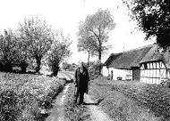 Fritz Syberg vor seinem Hof Pilegaarden, 1938