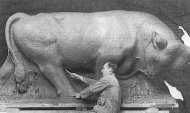 Hans Syberg bei der Arbeit an dem Tonmodell zur Groplastik ``Tyren - der Stier